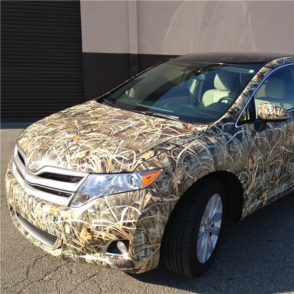 Film camuflaj pentru schimbarea culorii mașinii, PVC, autoadhesiv, personalizabil, model camuflaj.