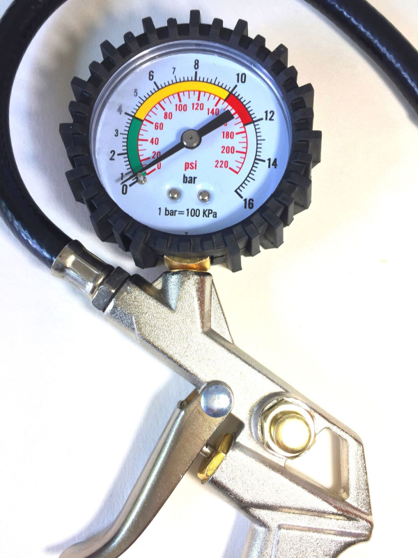 NF-C-03 Automašīnas riepu spiediena mērinstruments ar piepūšanas rokturi NF-C-03, diapazons 0–220 PSI, PSI displejs, alumīnija sakausējums, svars 0,4 kg