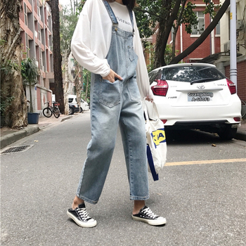 Moterų džininis kombinezonas su petnešėlėmis, koledžo stiliaus įkvėptas, aukštas liemuo, trumpas ilgis, medvilnės audinys