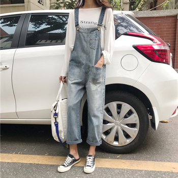 Moterų džininis kombinezonas su petnešėlėmis, koledžo stiliaus įkvėptas, aukštas liemuo, trumpas ilgis, medvilnės audinys