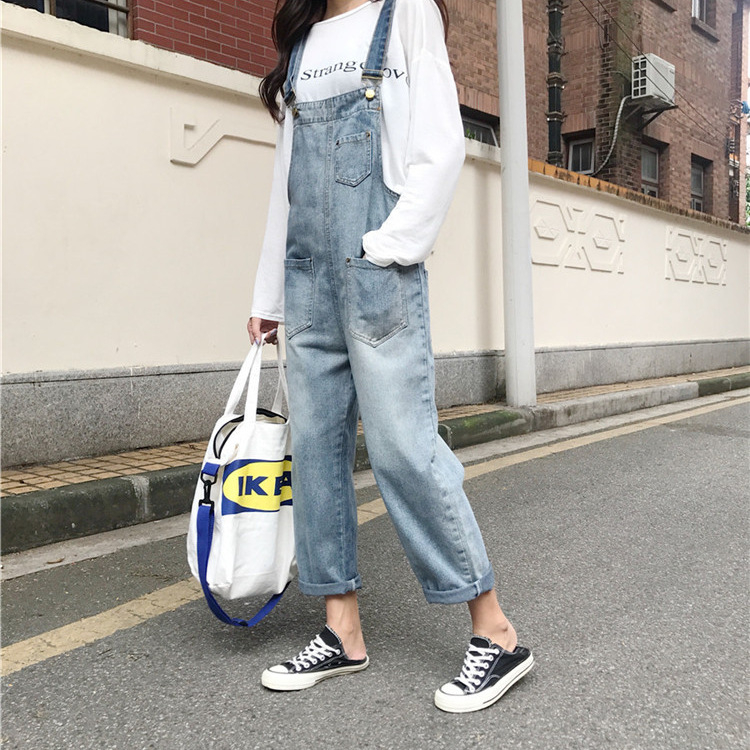 Moterų džininis kombinezonas su petnešėlėmis, koledžo stiliaus įkvėptas, aukštas liemuo, trumpas ilgis, medvilnės audinys