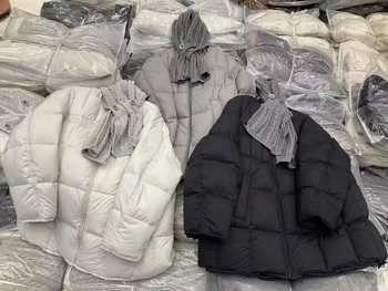 Ženska jakna s lisjim krznom na ovratniku, široki kroj, 86–90% perja, 101–200 g punjenja, poliester tkanina