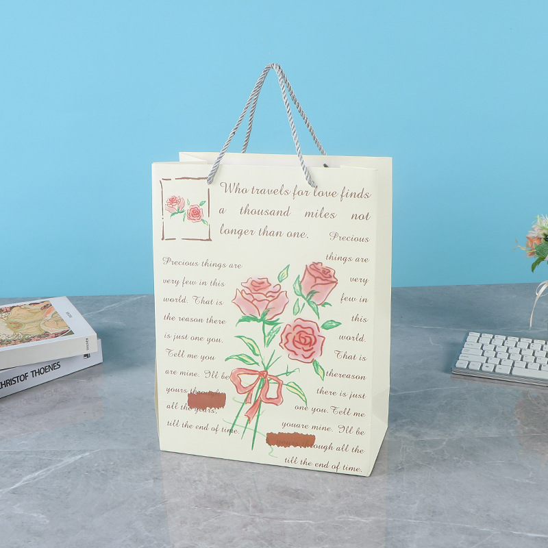 Ajándéktáska kraft papírból, kézitáska formájú, forró nyomtatás és laminálás, logónyomtatás, alkalmas ajándékokra