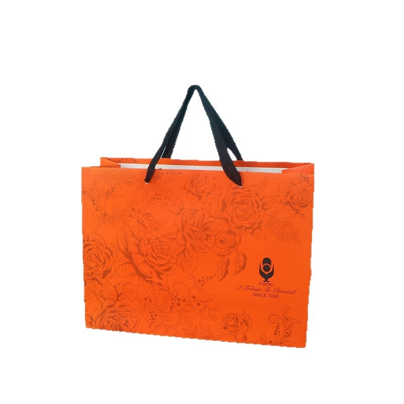 Ajándéktáska kraft papírból, kézitáska formájú, forró nyomtatás és laminálás, logónyomtatás, alkalmas ajándékokra