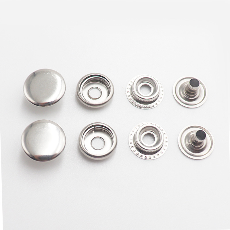 Nerđajući čelik — četverozatvaračka kopča za kapute, kožne jakne i torbe