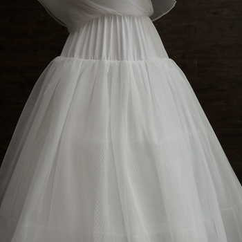 Νυφικό από οργάνζα με τρεις μεταλλικούς δακτυλίους και διπλό όγκο φούστας — Μάρκα Force Source; Ηλικία: Ενήλικες; Σεζόν: Καλοκαίρι 2021; Σειρά: Force Source