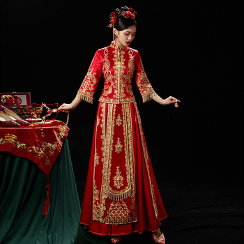 Ķīniešu stila kāzu kleita, galvenā auduma sastāvs 90% poliesteris, pildījums 10%; V kakla izgriezums, stāvā apkakle, 3/4 piedurknes