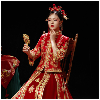 Ķīniešu stila kāzu kleita, galvenā auduma sastāvs 90% poliesteris, pildījums 10%; V kakla izgriezums, stāvā apkakle, 3/4 piedurknes