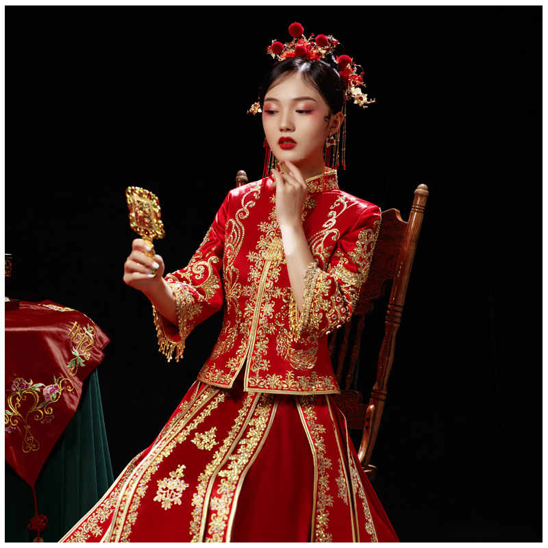 Ķīniešu stila kāzu kleita, galvenā auduma sastāvs 90% poliesteris, pildījums 10%; V kakla izgriezums, stāvā apkakle, 3/4 piedurknes