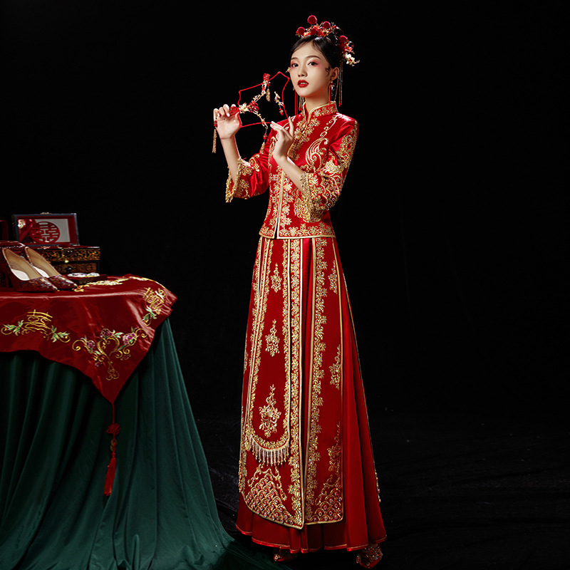 Ķīniešu stila kāzu kleita, galvenā auduma sastāvs 90% poliesteris, pildījums 10%; V kakla izgriezums, stāvā apkakle, 3/4 piedurknes