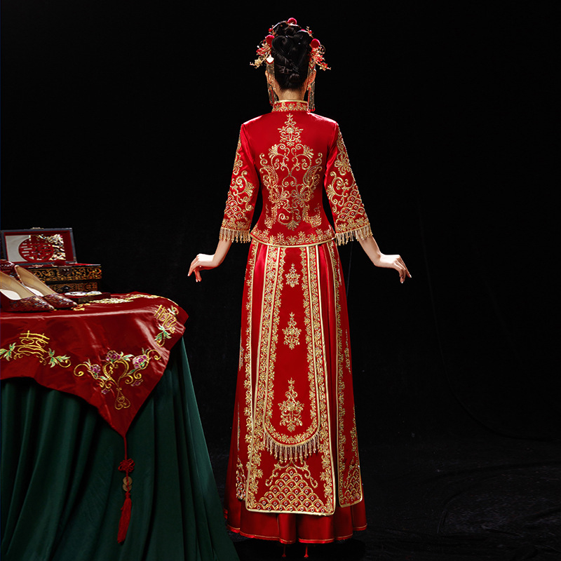 Ķīniešu stila kāzu kleita, galvenā auduma sastāvs 90% poliesteris, pildījums 10%; V kakla izgriezums, stāvā apkakle, 3/4 piedurknes