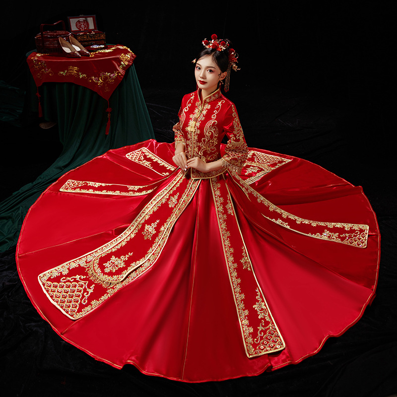 Ķīniešu stila kāzu kleita, galvenā auduma sastāvs 90% poliesteris, pildījums 10%; V kakla izgriezums, stāvā apkakle, 3/4 piedurknes