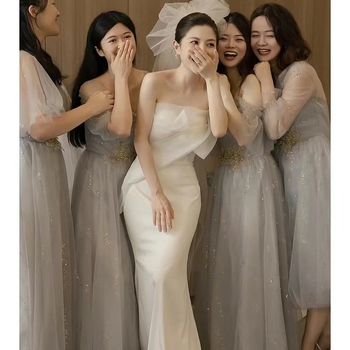 Menyasszonyi ruha satinból, sellő-siluettel, váll nélküli, középpontos derék, hosszú fazon