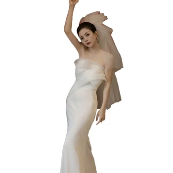 Menyasszonyi ruha satinból, sellő-siluettel, váll nélküli, középpontos derék, hosszú fazon