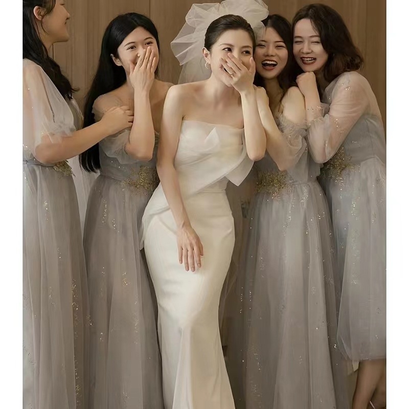 Menyasszonyi ruha satinból, sellő-siluettel, váll nélküli, középpontos derék, hosszú fazon