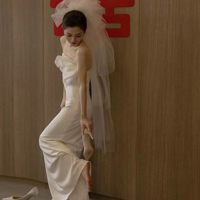 Menyasszonyi ruha satinból, sellő-siluettel, váll nélküli, középpontos derék, hosszú fazon