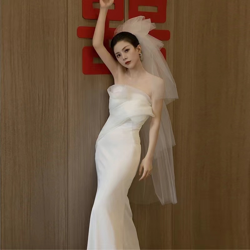 Menyasszonyi ruha satinból, sellő-siluettel, váll nélküli, középpontos derék, hosszú fazon