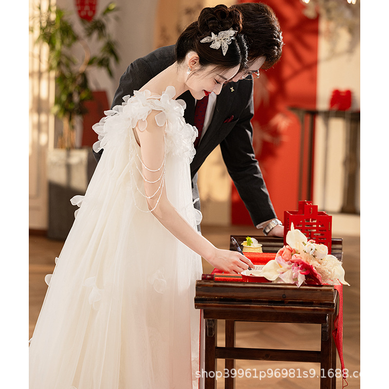 Sling-stílusú menyasszonyi ruha hosszú szoknyával, poliészter anyag, laza derekú, nyár 2025