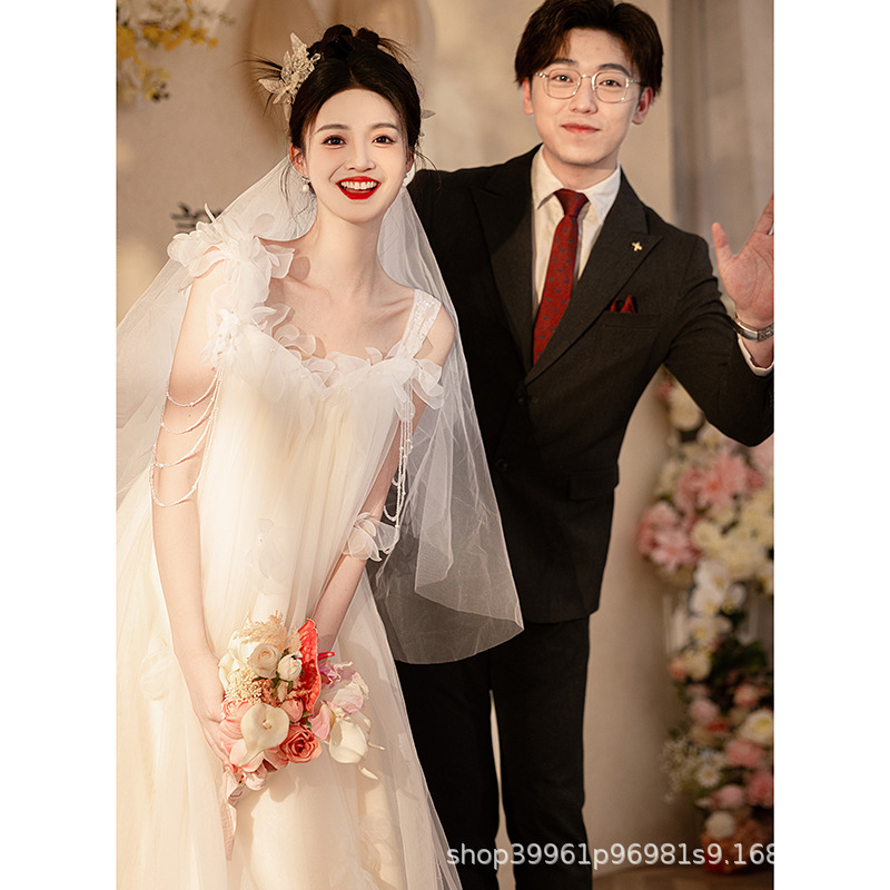 Sling-stílusú menyasszonyi ruha hosszú szoknyával, poliészter anyag, laza derekú, nyár 2025