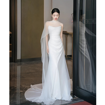 Estélyi ruha váll nélküli, magas derékkal és hosszú szoknyával, poliészter anyagból