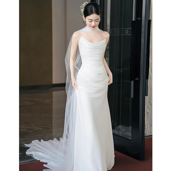 Estélyi ruha váll nélküli, magas derékkal és hosszú szoknyával, poliészter anyagból