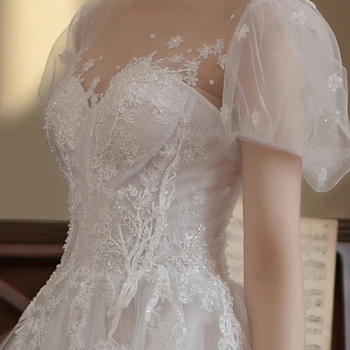 Esküvői ruha estélyi szabásban, magas derékkal; fő anyag: 80% poliészter, 5% pamut, 5% poliészter; bélés: poliészter 5%