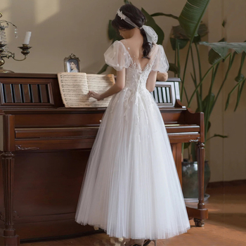 Esküvői ruha estélyi szabásban, magas derékkal; fő anyag: 80% poliészter, 5% pamut, 5% poliészter; bélés: poliészter 5%