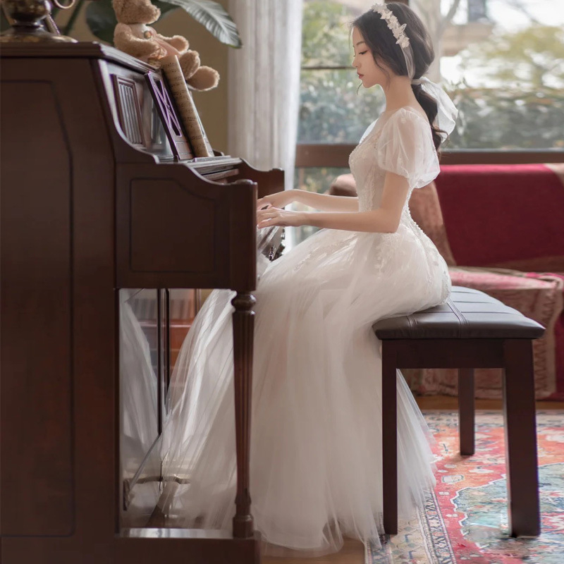 Esküvői ruha estélyi szabásban, magas derékkal; fő anyag: 80% poliészter, 5% pamut, 5% poliészter; bélés: poliészter 5%