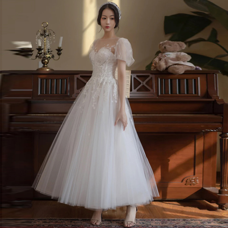 Esküvői ruha estélyi szabásban, magas derékkal; fő anyag: 80% poliészter, 5% pamut, 5% poliészter; bélés: poliészter 5%