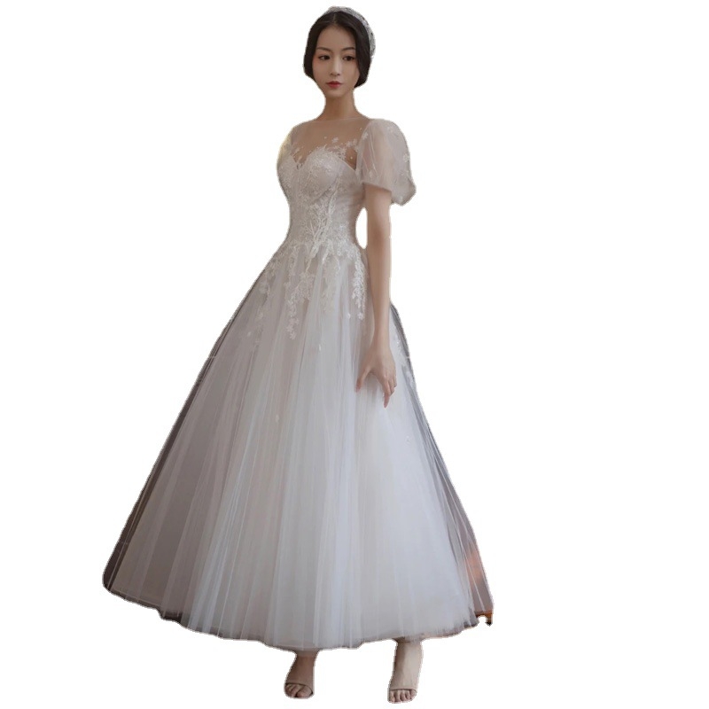 Esküvői ruha estélyi szabásban, magas derékkal; fő anyag: 80% poliészter, 5% pamut, 5% poliészter; bélés: poliészter 5%