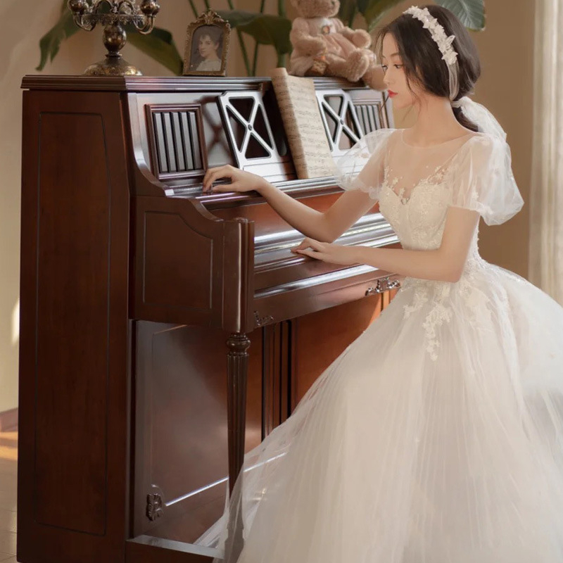 Esküvői ruha estélyi szabásban, magas derékkal; fő anyag: 80% poliészter, 5% pamut, 5% poliészter; bélés: poliészter 5%