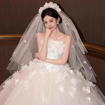 Esküvői ruha virágos, váll nélküli dizájnnal és uszállyal, hosszú szoknya, poliészter, magas derék