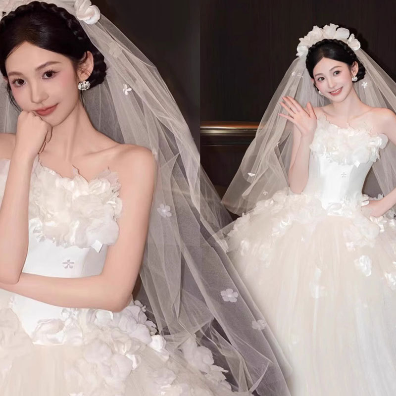 Esküvői ruha virágos, váll nélküli dizájnnal és uszállyal, hosszú szoknya, poliészter, magas derék