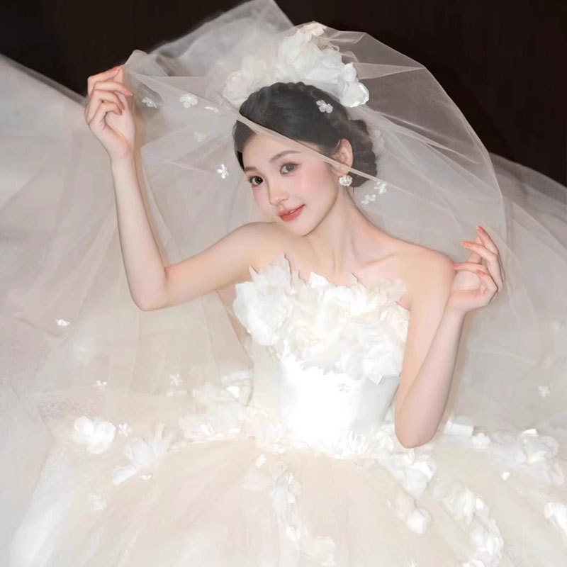 Esküvői ruha virágos, váll nélküli dizájnnal és uszállyal, hosszú szoknya, poliészter, magas derék