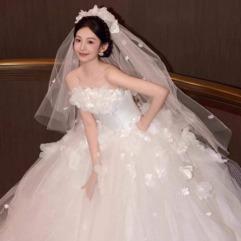 Esküvői ruha virágos, váll nélküli dizájnnal és uszállyal, hosszú szoknya, poliészter, magas derék