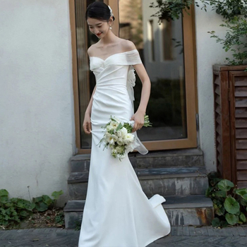 Egy vállú menyasszonyi ruha, ujjatlan, magas derékkal, hosszú szoknya – 2025 tavaszi kollekció