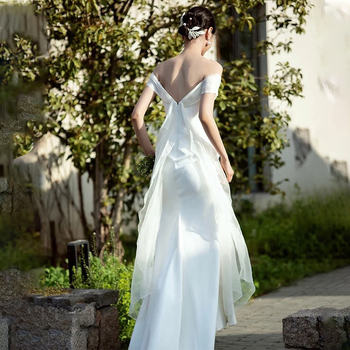 Egy vállú menyasszonyi ruha, ujjatlan, magas derékkal, hosszú szoknya – 2025 tavaszi kollekció