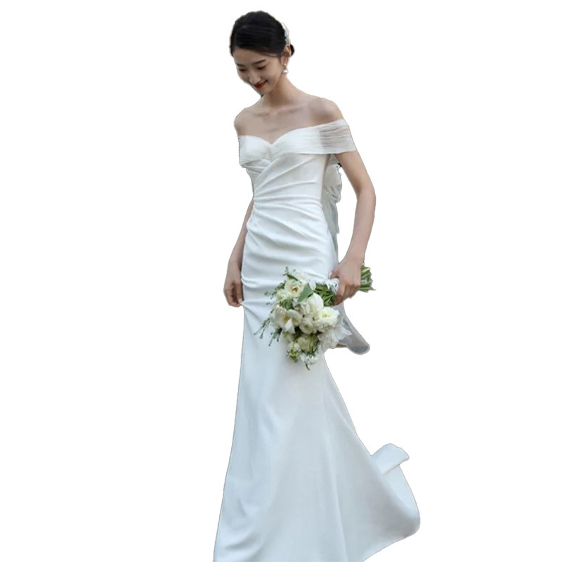 Egy vállú menyasszonyi ruha, ujjatlan, magas derékkal, hosszú szoknya – 2025 tavaszi kollekció