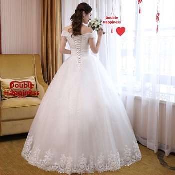 Egy vállú menyasszonyi ruha, ujjatlan, hosszú a földig, derék középmagasságban, hercegnői sziluett