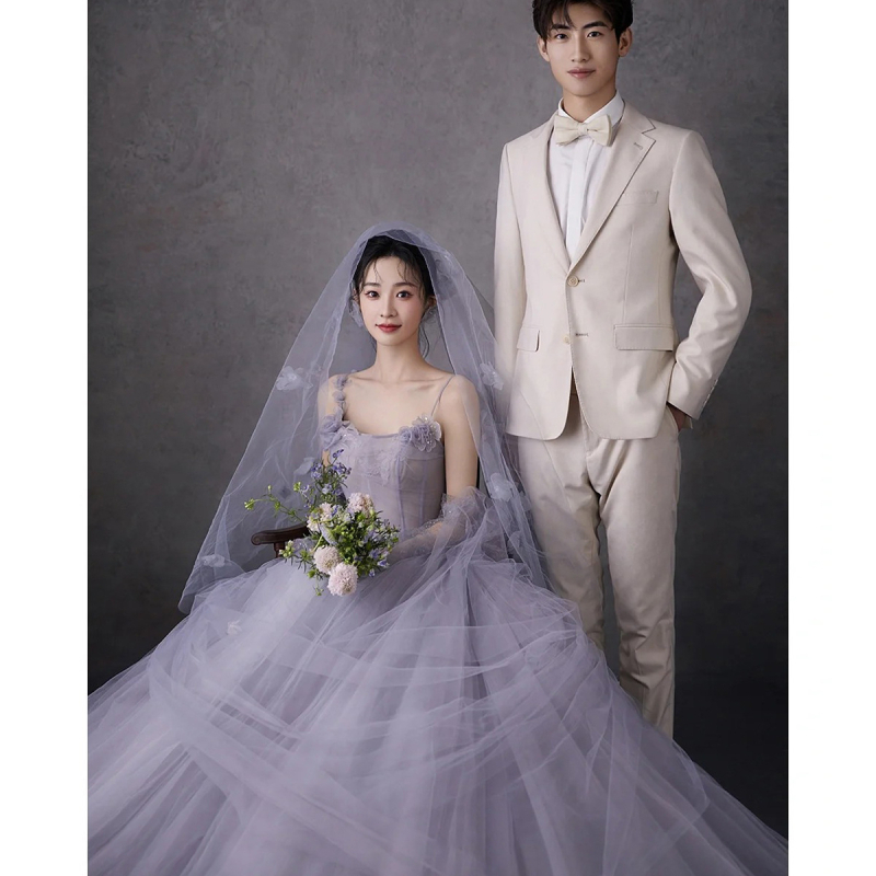 Erdei stílusú egyvállas menyasszonyi ruha, hosszú szoknyával, poliészter anyag, középmagas derék