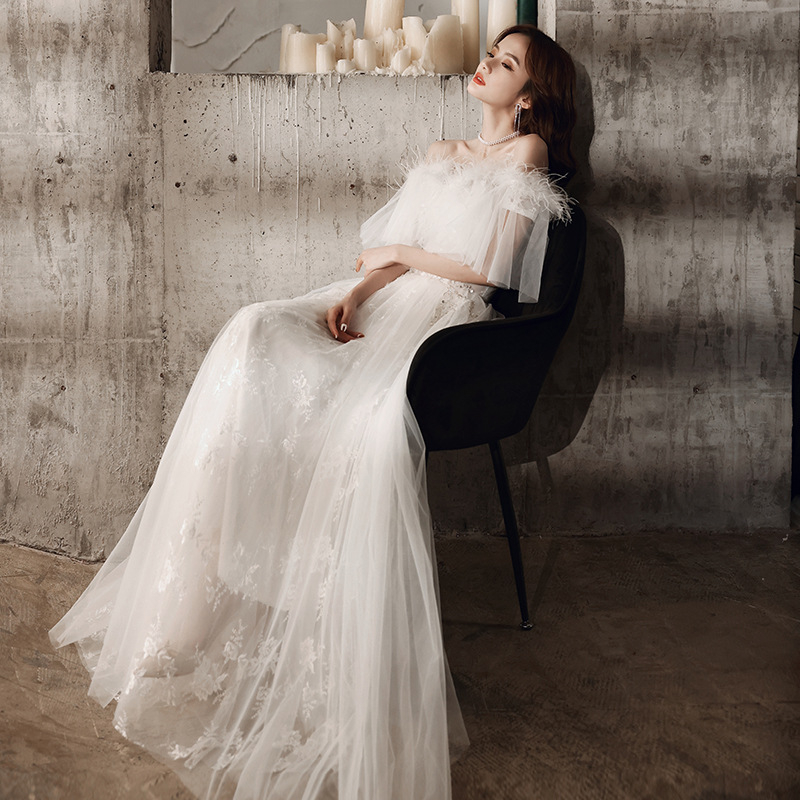 Estélyi ruha magas derekú vonalvezetés, hosszú szoknyával, hercegnő-stílusú 3/4-es ujjú, poliészter anyag (30-50% tartalom), Tavasz 2025