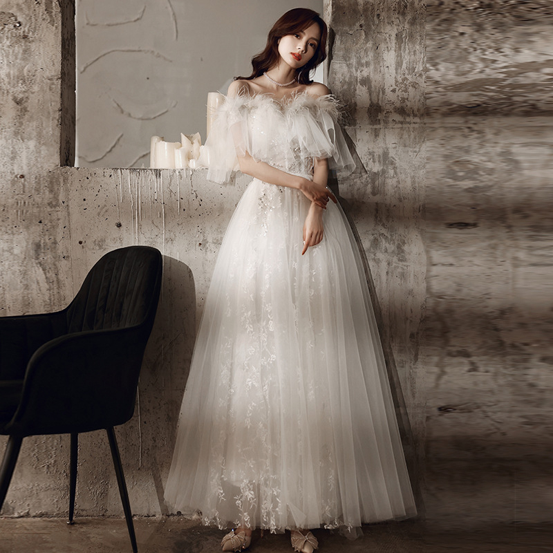 Estélyi ruha magas derekú vonalvezetés, hosszú szoknyával, hercegnő-stílusú 3/4-es ujjú, poliészter anyag (30-50% tartalom), Tavasz 2025