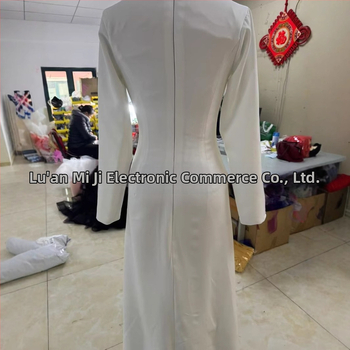 Esküvői ruha hosszú ujjú, hosszú szoknya, középmagas derekú, hercegnői sziluett, tavasz 2025