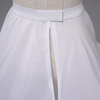 Rochie de seară din tul cu trei bețe din oțel, volane în trei straturi, tren lung și căptușală internă.