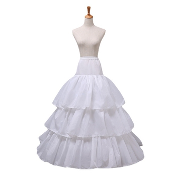 Rochie de seară din tul cu trei bețe din oțel, volane în trei straturi, tren lung și căptușală internă.