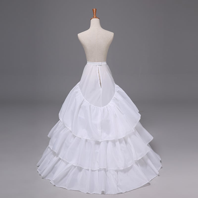 Rochie de seară din tul cu trei bețe din oțel, volane în trei straturi, tren lung și căptușală internă.