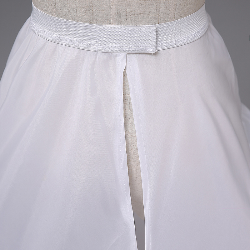 Rochie de seară din tul cu trei bețe din oțel, volane în trei straturi, tren lung și căptușală internă.