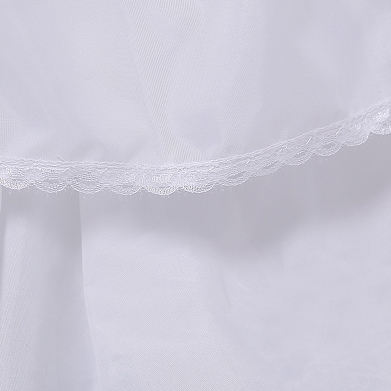 Rochie de seară din tul cu trei bețe din oțel, volane în trei straturi, tren lung și căptușală internă.