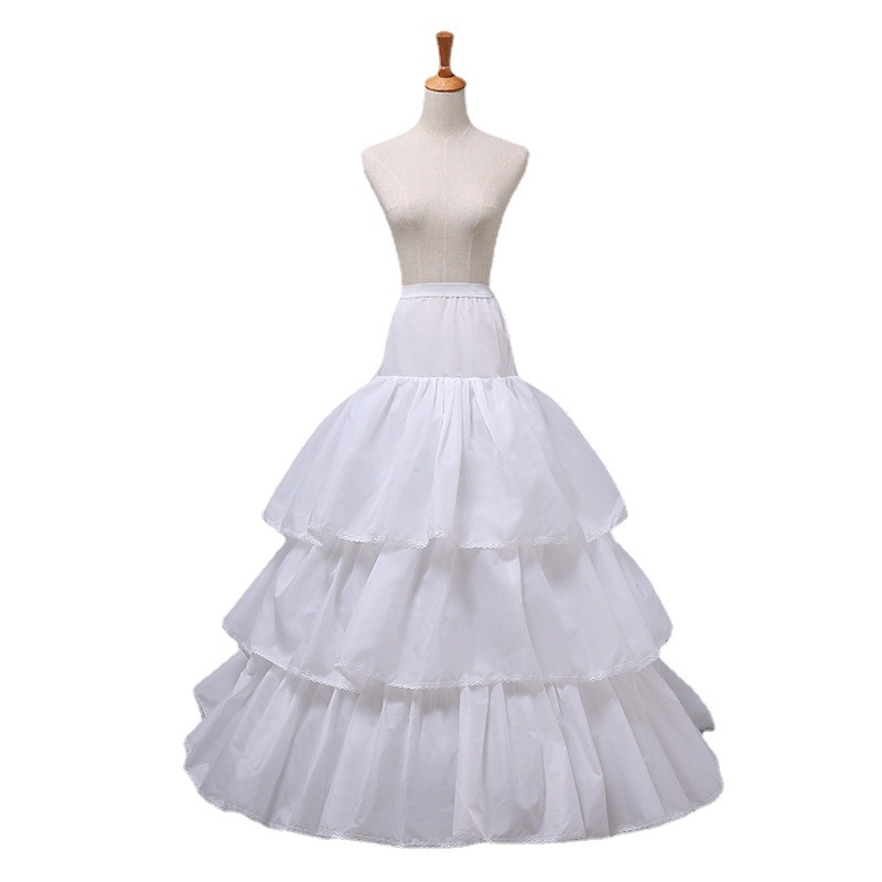 Rochie de seară din tul cu trei bețe din oțel, volane în trei straturi, tren lung și căptușală internă.