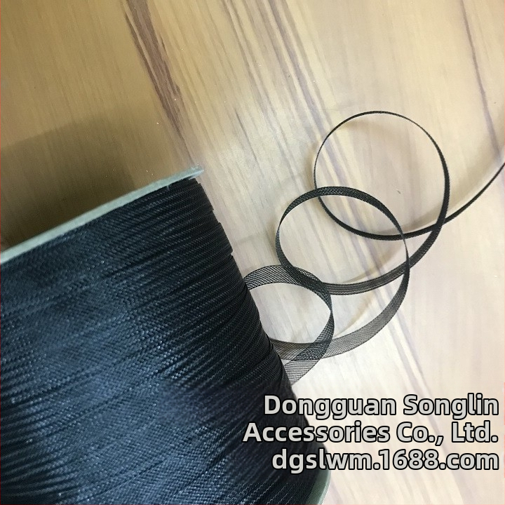 Elastīgā tīkla josta ar ribas kaula rakstu, piemērota kāzu kleitām un Latīņu deju svārkiem; materiāls: poliesteris; piemērots mājas tekstilijām un apģērbumam.